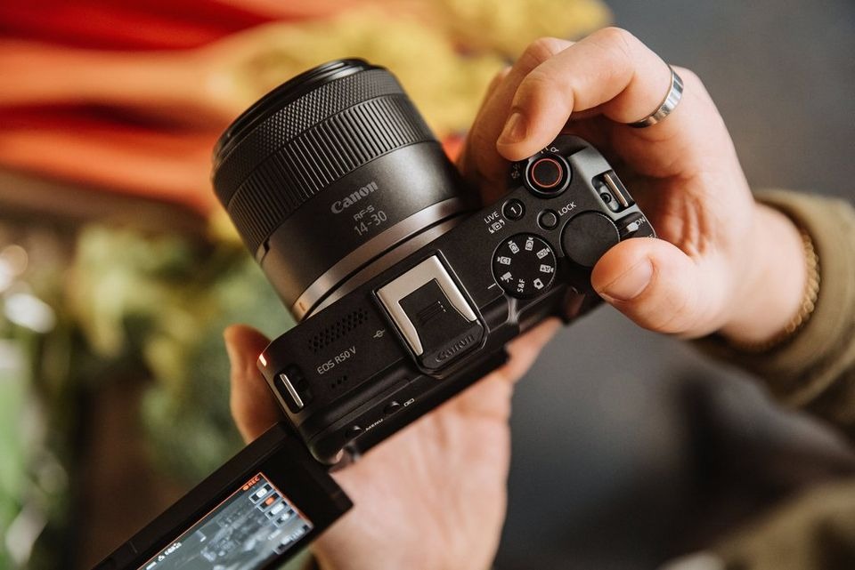 EOS R50 V | CanonCL